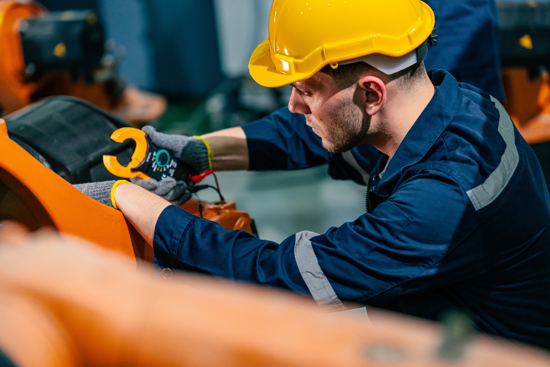 Kohlebürsten prüfen bei Industriemaschine