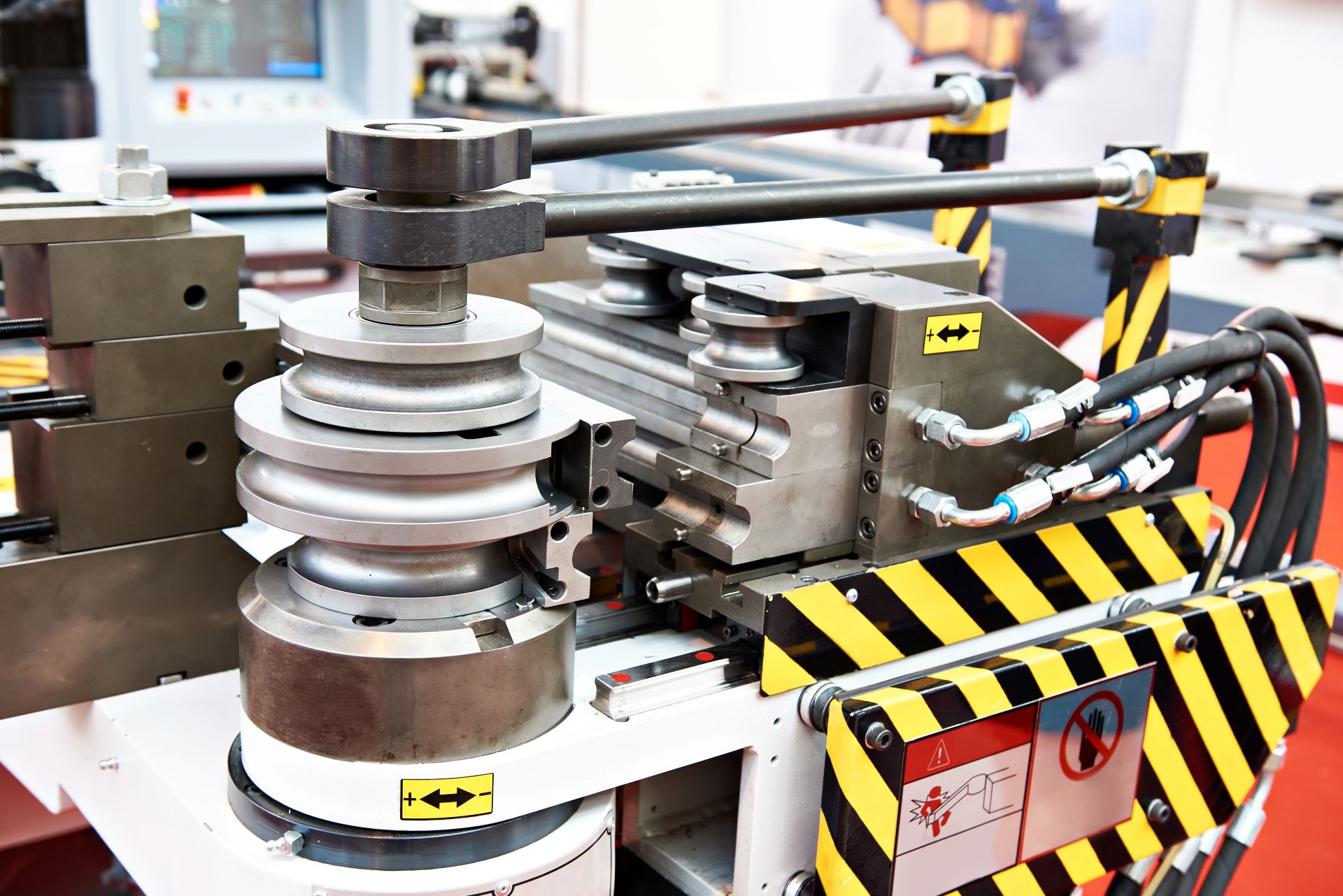 Detailaufnahme einer gebrauchten Biegemaschine mit Hydrauliksystem und metallischen Rollen in Nahansicht