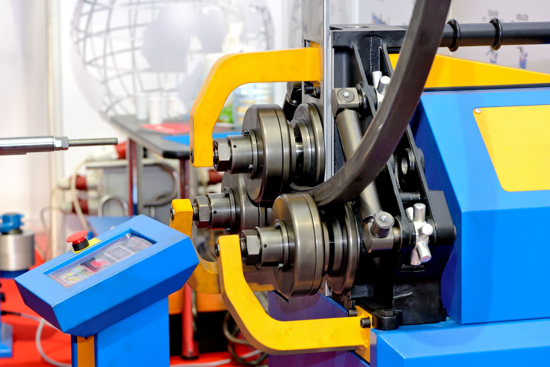 Gebrauchte Biegemaschine im Einsatz beim Biegen von Metallrohren mit hydraulischem Antrieb